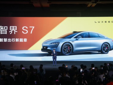 25.8万元起，华为智选车业务首款轿车智界S7开启预售